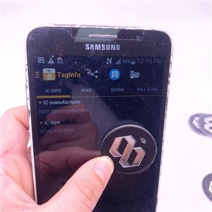 Étiquette suspendue givrée avec cordon en nylon, étiquette de taille de vêtement en PVC gaufré NFC - Product Image 5