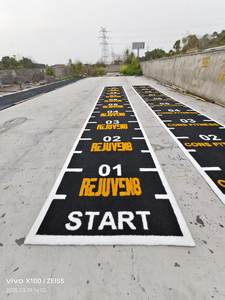 Tapis bon marché de logo d'herbe artificielle d'approvisionnement d'usine pour la décoration extérieure - Product Image 2