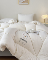 Couette matelassée en crêpe de polyester 2026, motif carré de luxe, couverture douce, taille King, poids et taille personnalisables, directement de l'usine
