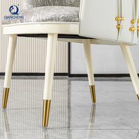 Chaise de salle à manger de luxe en tissu jacquard, dossier en cuir plissé, rivets dorés, pieds dorés, style rococo français, pour villa et hôtel, fabrication OEM