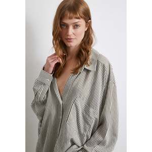 Camisa a Rayas con Mangas Murciélago para Mujer, Estilo Boyfriend en Popelina Caqui, Diseño Asimétrico, para Uso Diario - Product Image 3