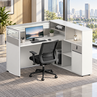 Poste de travail de bureau moderne avec cloison en verre pour l'intimité, étagères de rangement supérieures en bois, gestion des câbles et prise de courant intégrées