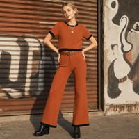 Ensemble tricoté côtelé style rétro années 70 pour femme : haut à manches courtes avec passepoil contrastant et pantalon évasé taille haute pour un look tendance