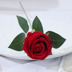 Vente en gros de roses artificielles en velours de haute qualité personnalisées, fleurs décoratives rouges blanches personnalisées, au toucher réel - Product Image 5