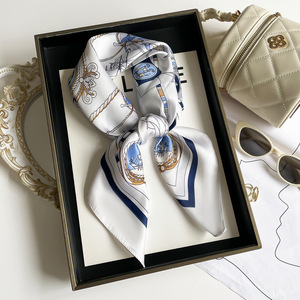 Elegante Pañuelo Cuadrado de Seda con Estampado Digital Estilo Old Money para Boutique Europea con Etiqueta Personalizada - Product Image 2