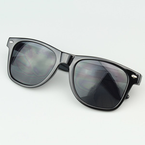 Wholesale Classic Unisex Square Sunglasses Custom Logo Simple Design Green <b>Frame</b> Multiple Color Options (Purple Red Blue <b>Gold</b>) - Product Image 3