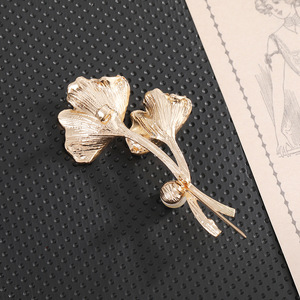 Broche de hoja de Ginkgo, aleación de zinc rosa y blanco, joyería de moda para mujer, regalo para ocasiones, forma de planta, estilo coreano - Product Image 2