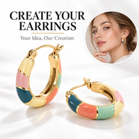 Anting Hoop Bersegmen Enamel Multiwarna Mosen OEM dengan Bingkai Tabung Emas Tebal dan Kancing Klik Mudah.