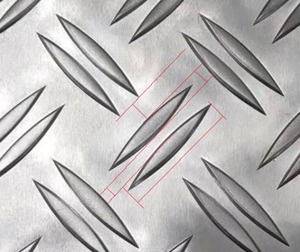 Plaque en aluminium gaufrée à carreaux ASTM A36 SS400 Q235b Lckc norme BS, épaisseur 8,1-10 mm, pour marches d'escalier et planchers de bus - Product Image 1