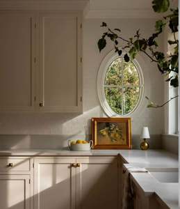 Cocina Francesa Cremosa: Ventanas Arqueadas, Detalles de Latón, la Cocina se Siente como Estar en un Café de París - Product Image 2