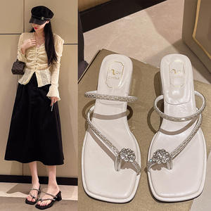 Sandalias de Verano Estilo Playa, Moda Americana, Multifuncionales, con Suela Gruesa y Punta Abierta, Acolchadas para Mujer, Hechas con Materiales Cómodos - Product Image 2