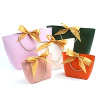 Vente en gros Sacs en papier d'art imprimés en couleur Sacs cadeaux shopping avec nœud en ruban
