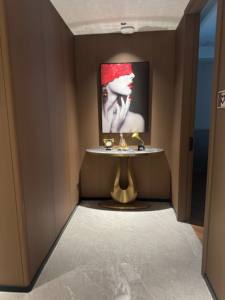 Consolle Moderna per <span class=keywords><strong>Soggiorno</strong></span> con Struttura in Acciaio Inox Dorato e Piano in Marmo, Tavolo Decorativo per <span class=keywords><strong>Ingresso</strong></span> con Spazio di Archiviazione - Product Image 2