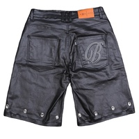 Vêtements de rue personnalisés Shorts pour hommes Conception lourde Rivets en métal Strass Patch en cuir Short en jean Jeans enduit de cire noir