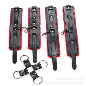 ขายส่งสินค้าสำหรับผู้ใหญ่ SM เช่น กุญแจมือและกุญแจข้อเท้า, แบบไขว้กลับด้าน, สายรัดมือและข้อเท้าหนังกำมะหยี่สีแดงและสีดำ - Product Image 4