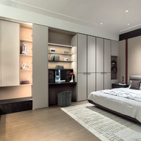 Armoire moderne bicolore avec garniture métallique et coiffeuse intégrée, dressing de chambre personnalisé avec éclairage LED