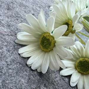 Bouquet de 15 têtes de marguerites artificielles en soie pour décoration de maison, hôtel, arche de salle de mariage et fleurs d'extérieur pour projets d'aménagement - Product Image 2