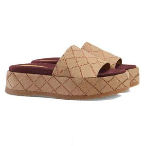 Chaussures matelassées de luxe pour femmes avec semelle en caoutchouc pour plateforme amortie, antidérapantes, tendance, légères, durables et confortables pour l'automne - Product Image 1