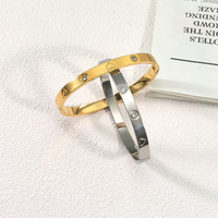 Bracelet en acier inoxydable de style européen avec cœur en strass pour couples, bijou tendance anti-ternissement