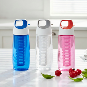 Botella de Agua Deportiva Tritan de 700 ml (24 oz) Libre de BPA con Filtro para Frutas - Product Image 1