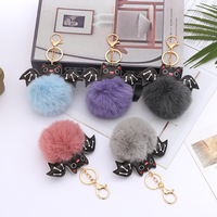 Vente en gros de porte-clés de Noël en peluche pour Halloween, boule bouffante en fourrure PU avec pompon et chauve-souris en alliage de zinc, porte-clés, pendentif à breloque pour