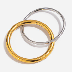 Bague double en or 18 carats et acier inoxydable, design géométrique bicolore, bijoux fins unisexes pour tous les jours - Product Image 1