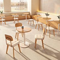 Cafetafel met gestoffeerde stoelen, eethoek voor koffiezaak, theehuis, commercieel restaurant