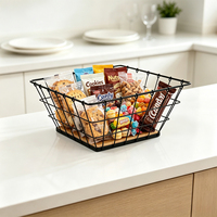 Zwarte metalen draadmand, multifunctionele keukenmand voor fruit en snacks, met houten bodem