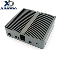 Boîtier de refroidissement sans ventilateur en alliage d'aluminium noir avec ailettes de dissipateur thermique supérieures, boîtier de mini PC industriel avec ports d'interface pré-découpés