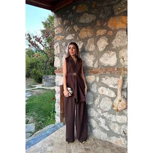 Conjunto de chaleco sin mangas de satén marrón y pantalones de pierna ancha para mujer, atuendo elegante y formal. - Product Image 5