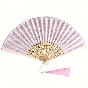 Éventail pliant en bambou écologique avec motif sculpté et pompon - Idéal pour les cadeaux d'affaires et la décoration intérieure - Product Image 1