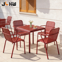 Ensemble de table et chaises de salle à manger d'extérieur en aluminium rouge vin moderne pour hôtel, restaurant, café, terrasse - Durable, résistant aux UV, empilable