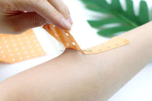 أفريقيا Sparadrap ثقب أبيض ولون الجلد أكسيد الزنك ضمادة فتحة 18 ، x 5 م - Product Image 2