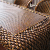Ensemble table basse et chaises en rotin naturel tressé, fait main, style vintage, coins arrondis, surface lisse et sécurisée pour salon et balcon