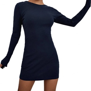 Vestido de punto sexy de manga larga con cuello redondo y botones para mujer, de alta calidad, OEM, personalizado, al por mayor, con espalda descubierta y diseño que realza la cadera. - Product Image 5