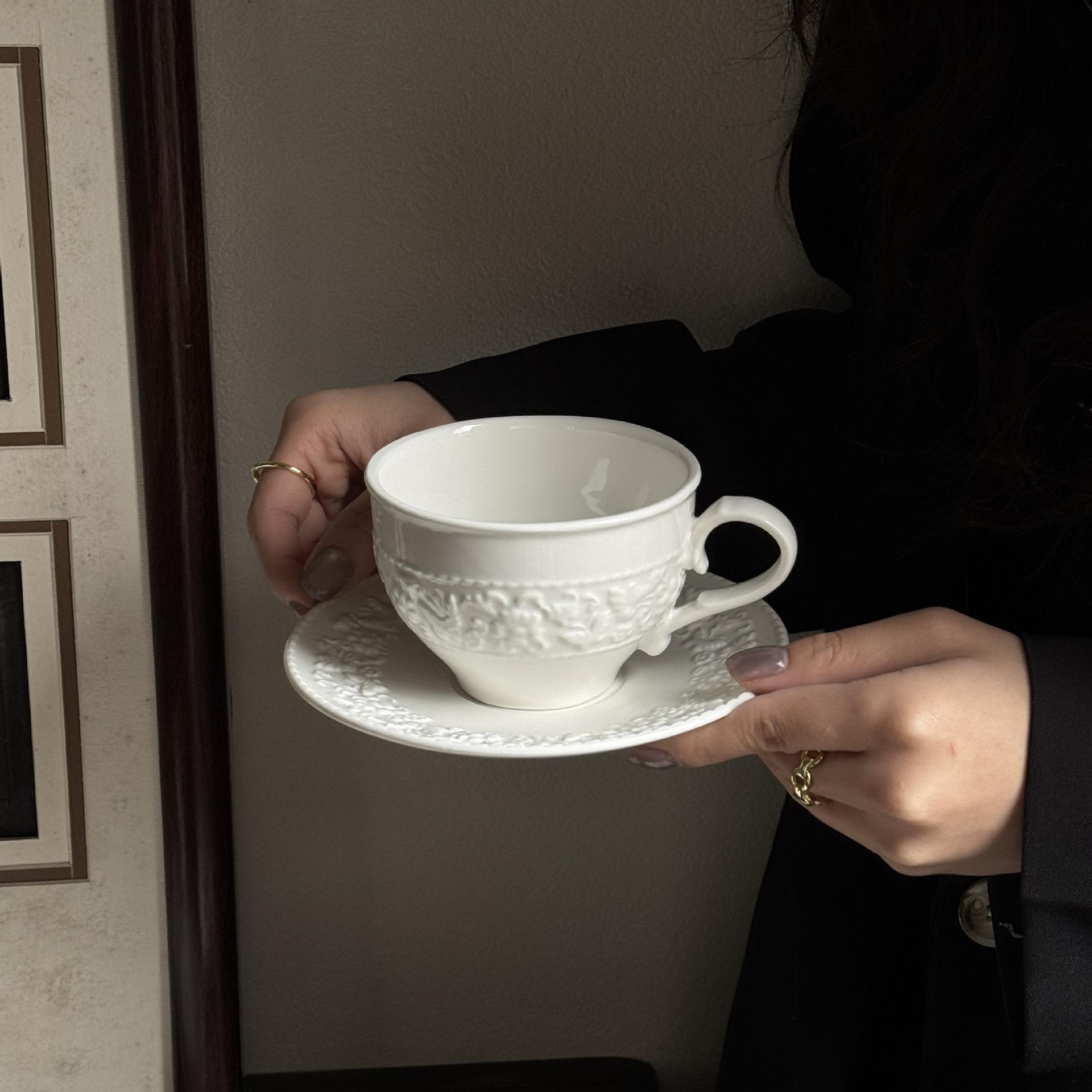 ชุดถ้วยและจานรอง