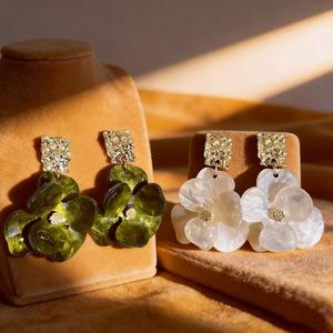 Pendientes de Flores, Aleación de Zinc, Resina Acrílica, Chapados en Oro, Joyería Vintage para Mujer, para Fiestas - Product Image 1