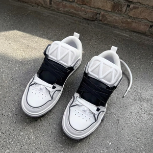 Chaussures de marche respirantes blanches personnalisées pour hommes 2026, en cuir véritable, antidérapantes, résistantes à l'usure, à lacets, avec empeigne en maille - Product Image 3