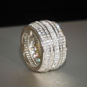 Anello da pollice con pavé completo e audace per donna, gioiello da dito scintillante e di tendenza - Product Image 1