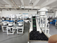 Machine d'assemblage automatique industrielle robuste pour corps de pompe à vis, six pièces, avec système de contrôle PLC et écran tactile