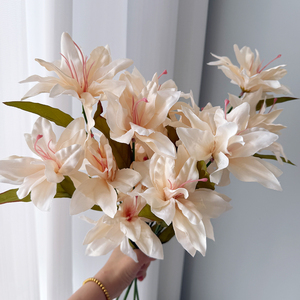 Lys artificiels réalistes en soie couleur <span class=keywords><strong>champagne</strong></span> à 3 têtes pour décoration intérieure, mariage, fête des Mères, arrangement floral, salon - Product Image 3