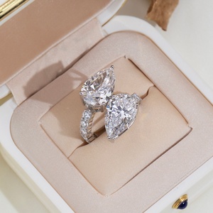 Anillo de Lujo Messi Jewelry MSR-1985, Anillo Personalizado con Diamante Cultivado en Laboratorio de 5CT F VVS1, Corte Pera, Dos Piedras, Oro de 18K - Product Image 3