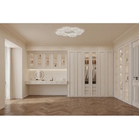 Armoire de chambre personnalisée beige et blanche avec portes en verre et bois massif, style classique français, dressing intégré pleine hauteur du sol au plafond