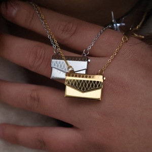 Collier de pigeon volant en acier inoxydable à la mode avec pendentif enveloppe ouvrable plaqué or 18 carats chaîne de clavicule lettre d'amour hirondelle - Product Image 4