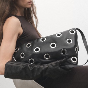 Bolso Retro de Moda con Remaches Metálicos, Bolso de Hombro Estilo Motociclista, Bolso Hobo de Un Solo Hombro, Nuevo Modelo de Primavera, Cuero PU Suave - Product Image 1