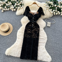 Robe décontractée élégante pour femme WIWT, noire, en dentelle, à manches courtes, col carré, taille haute, mi-longue, avec boutons décoratifs et ceinture