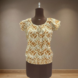 Blusa de algodón para mujer con estampado geométrico, manga casquillo, cuello redondo, corte holgado, top informal transpirable para primavera y verano con diseño cruzado y lazo. - Product Image 2