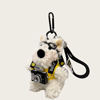 Breloque de sac chien blanc en peluche douce style aviateur avec caméra miniature, pull vert tricoté, pendentif DIY, lasso tressé, porte-clés pour sac à dos