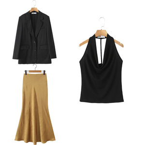 ชุดเซ็ตสามชิ้นสำหรับผู้หญิง Runqi สีดำ เสื้อครอปแบบผูกคอ เสื้อแจ็คเก็ต กระโปรงยาวปานกลางสีทอง ผ้าถักยืด สีพื้น ไซส์พลัส ทรงเข้ารูป - Product Image 1