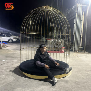 Canapé moderne en acier inoxydable doré en forme de grande cage à oiseaux pour salon, mariage ou décoration de fête - Product Image 1